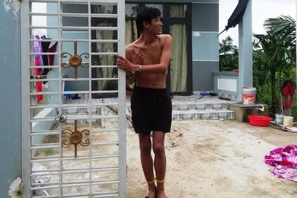 2 thanh niên ngáo đá, rảnh rỗi rủ nhau đập phá hàng chục ô tô ở Đà Nẵng-3