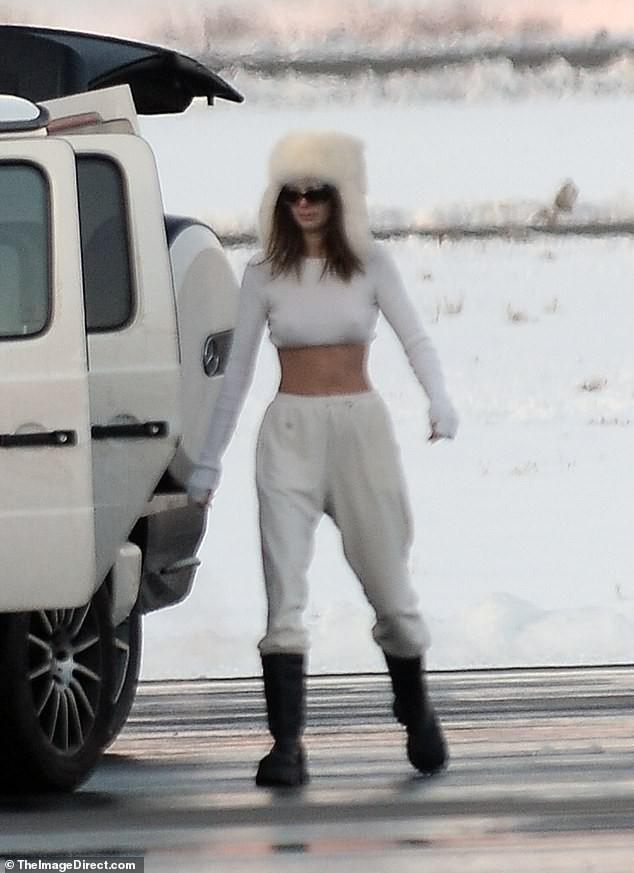 Kendall Jenner ‘quên nội y’, mặc crop-top khoe eo thon bất chấp lạnh âm độ C-1