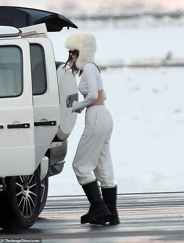 Kendall Jenner ‘quên nội y’, mặc crop-top khoe eo thon bất chấp lạnh âm độ C-2
