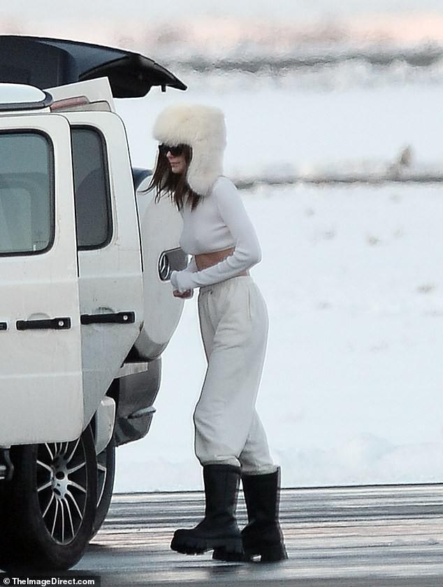Kendall Jenner ‘quên nội y’, mặc crop-top khoe eo thon bất chấp lạnh âm độ C-3
