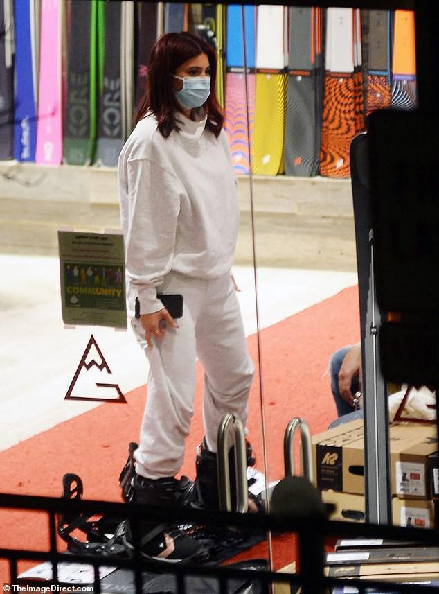 Kendall Jenner ‘quên nội y’, mặc crop-top khoe eo thon bất chấp lạnh âm độ C-7