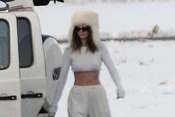 Kendall Jenner ‘quên nội y’, mặc crop-top khoe eo thon bất chấp lạnh âm độ C