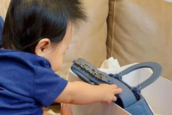 Con gái Cường Đô La mới 4 tháng đã ngồi vững, nhìn món đồ hiệu cô bé nghịch là biết cuộc sống sang chảnh cỡ nào