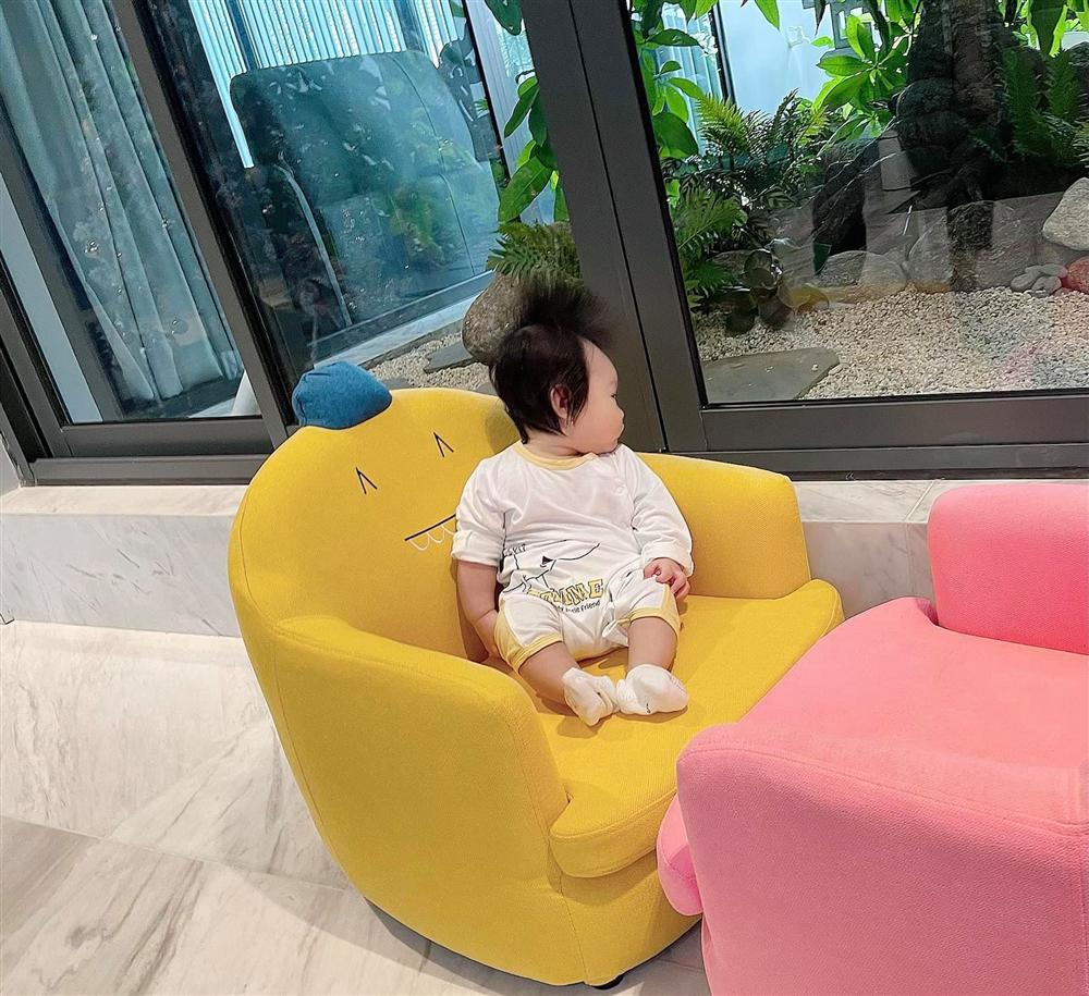 Con gái Cường Đô La lần đầu xuất hiện chính diện, lộ chi tiết giống bố như lột-9