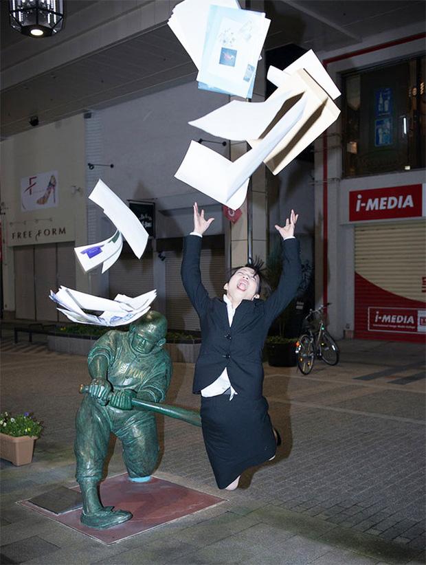 Chán check-in sang chảnh, các thanh niên ‘lầy lội’ rủ nhau chụp ảnh trêu ngươi... tượng-3