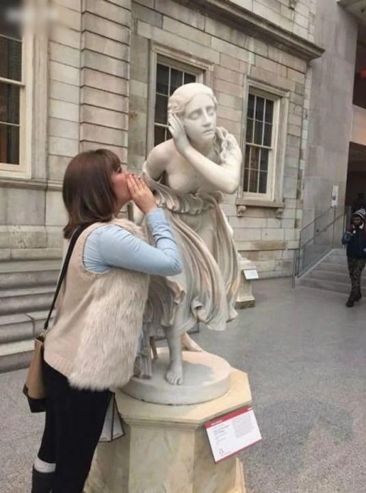 Chán check-in sang chảnh, các thanh niên ‘lầy lội’ rủ nhau chụp ảnh trêu ngươi... tượng-5