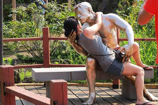 Chán check-in sang chảnh, các thanh niên ‘lầy lội’ rủ nhau chụp ảnh trêu ngươi... tượng