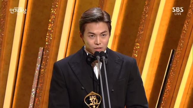 Cuộc chiến thượng lưu giành hàng loạt giải thưởng cuối năm, Lee Min Ho chiếm trọn spotlight-1