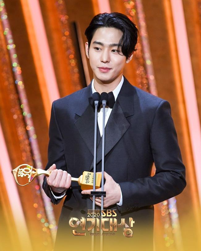 Cuộc chiến thượng lưu giành hàng loạt giải thưởng cuối năm, Lee Min Ho chiếm trọn spotlight-6