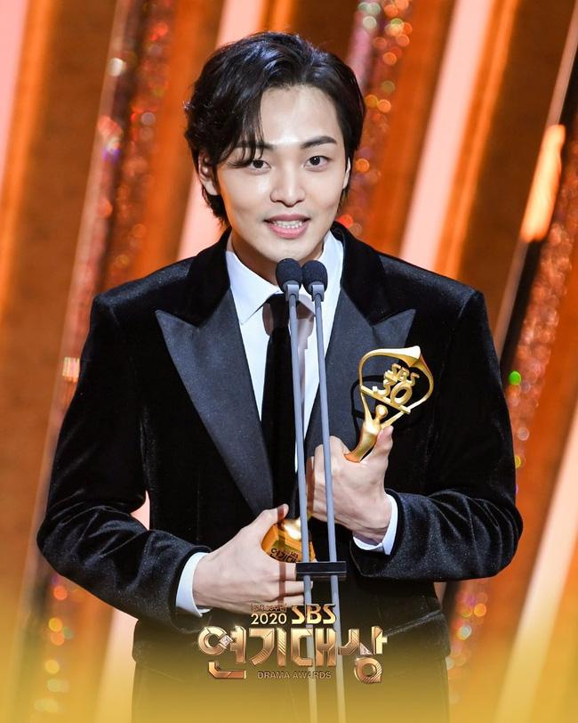 Cuộc chiến thượng lưu giành hàng loạt giải thưởng cuối năm, Lee Min Ho chiếm trọn spotlight-7