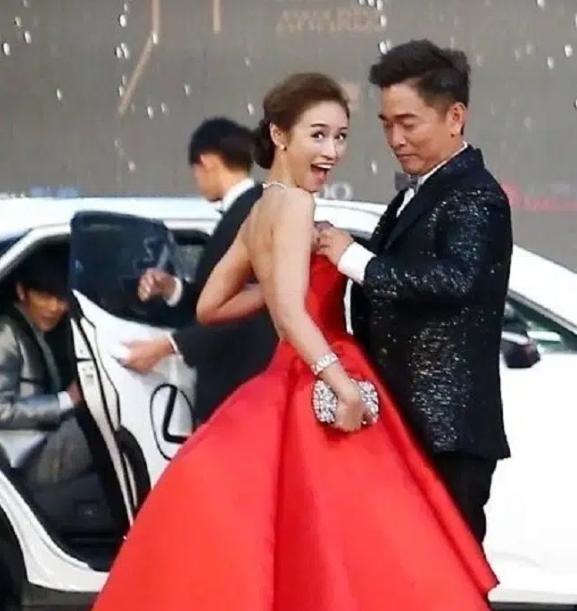 Nam ca sĩ xứ Đài gây tranh cãi khi dùng tay chỉnh ngực váy cho con gái lớn-1