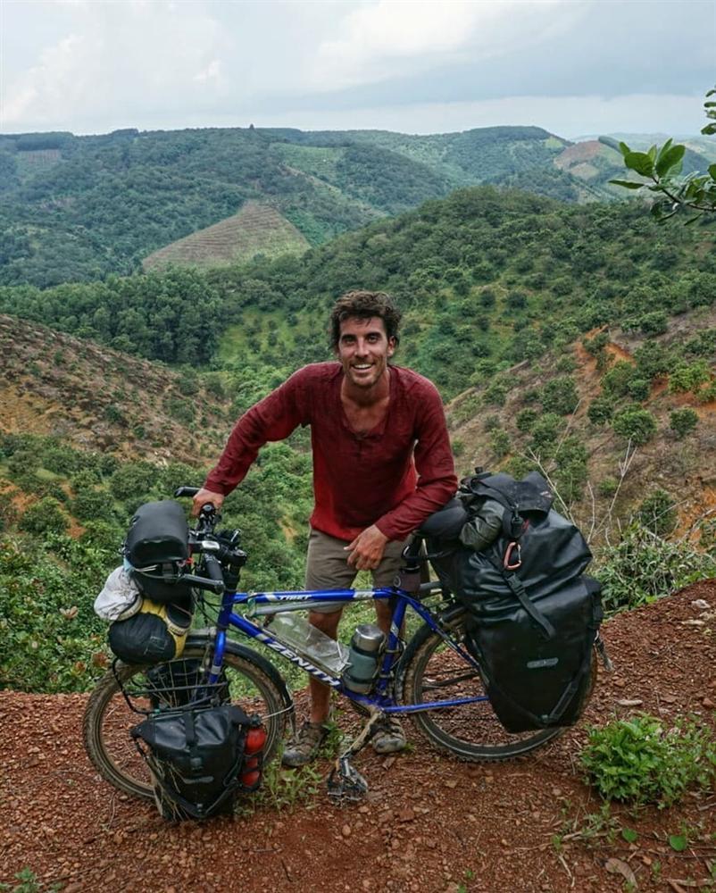 Đạp xe vòng quanh thế giới, cặp vợ chồng kẹt ở Việt Nam-1