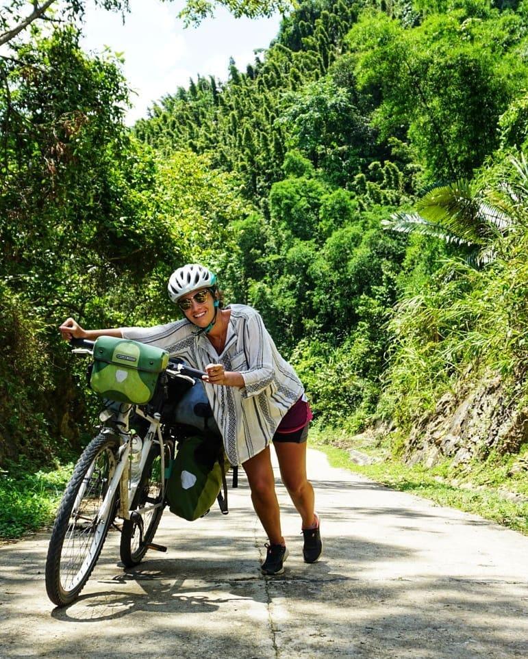 Đạp xe vòng quanh thế giới, cặp vợ chồng kẹt ở Việt Nam-2