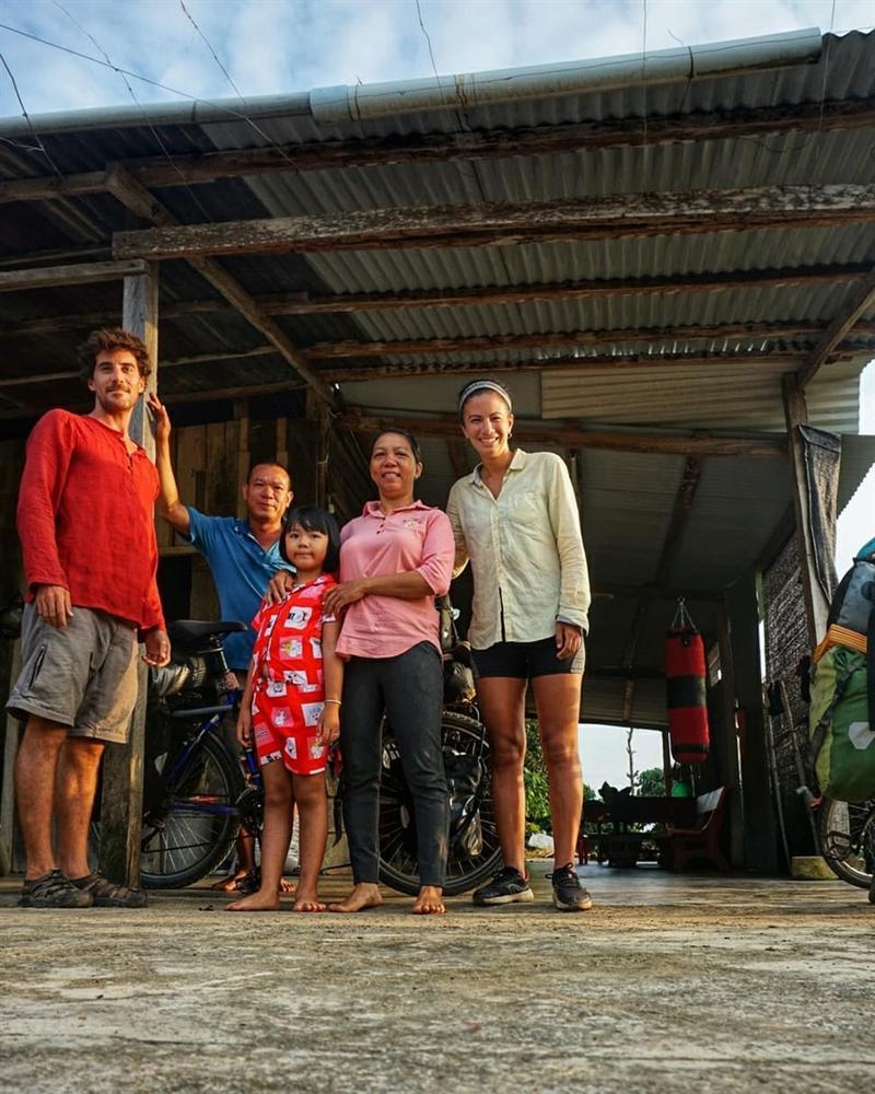 Đạp xe vòng quanh thế giới, cặp vợ chồng kẹt ở Việt Nam-4
