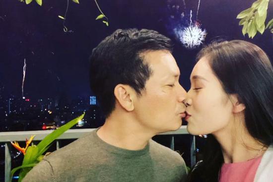 'Shark' Hưng và bà xã á hậu gây sốt khi khoe 'ảnh nóng' đón tết