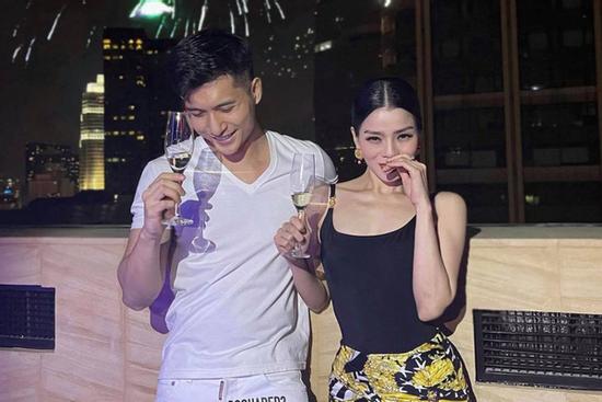Lệ Quyên - Lâm Bảo Châu công khai ảnh tình tứ đón năm mới