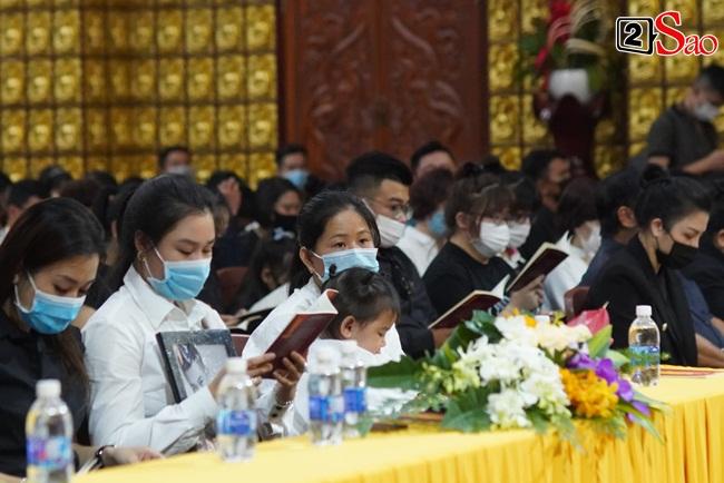 Tang lễ Vân Quang Long tại Việt Nam: Vợ ôm di ảnh, Việt Hương u buồn-3