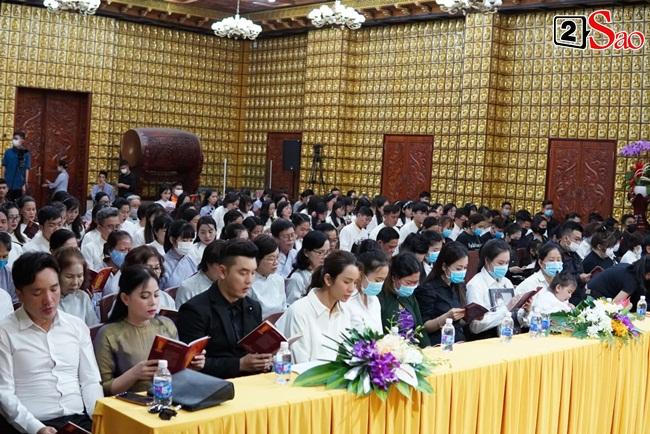 Tang lễ Vân Quang Long tại Việt Nam: Vợ ôm di ảnh, Việt Hương u buồn-6