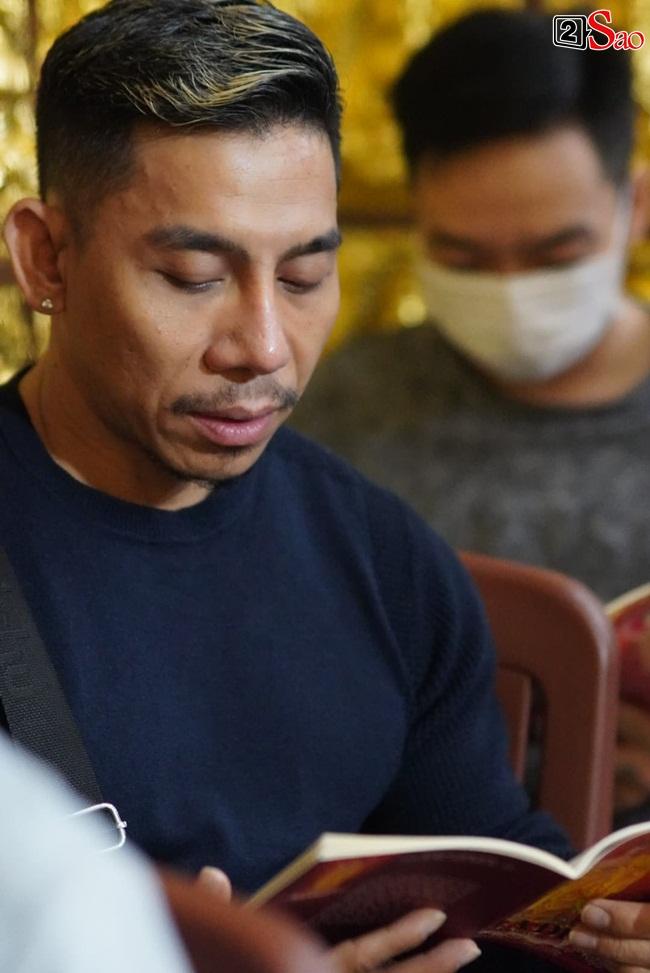 Tang lễ Vân Quang Long tại Việt Nam: Vợ ôm di ảnh, Việt Hương u buồn-10