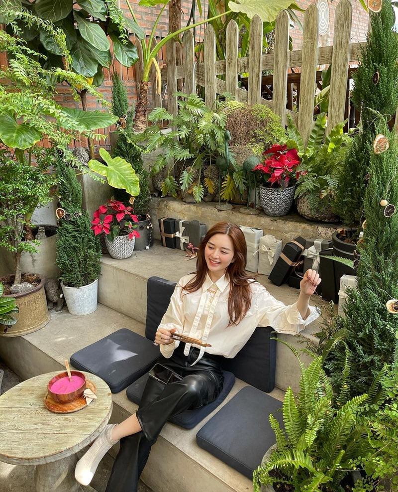 Style đầu năm 2021: Hà Tăng có liền 2 outfit đẹp xuất sắc - Lệ Quyên khoe lưng trần nuột nà-12