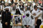 Vợ khóc nghẹn khi thấy thi hài Vân Quang Long trong tang lễ tại Mỹ-10
