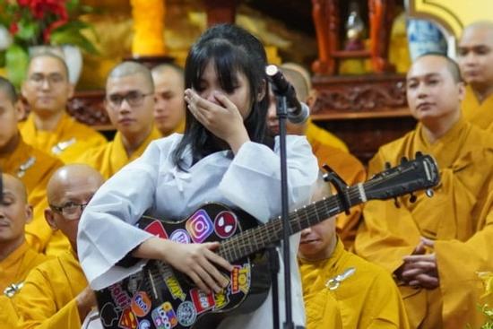 Hát tiễn bố, con gái Vân Quang Long khóc lạc giọng