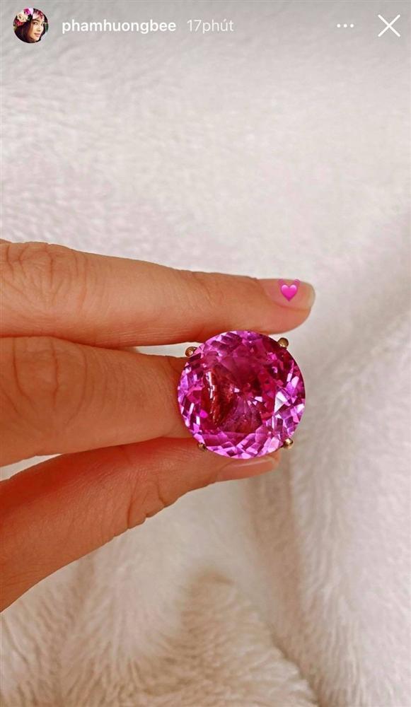 Phạm Hương khoe nhẫn hồng ngọc to đùng, đại gia P.T quá chịu chơi?-1