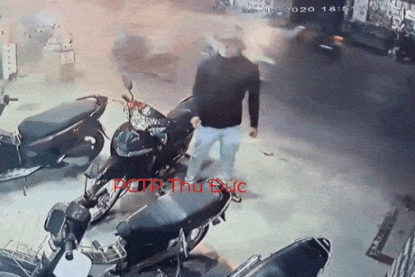 Clip: Định 'gẩy' chiếc xe máy vỉa hè, thanh niên bất ngờ bị 4 người đi đường lao vào 'tẩn'