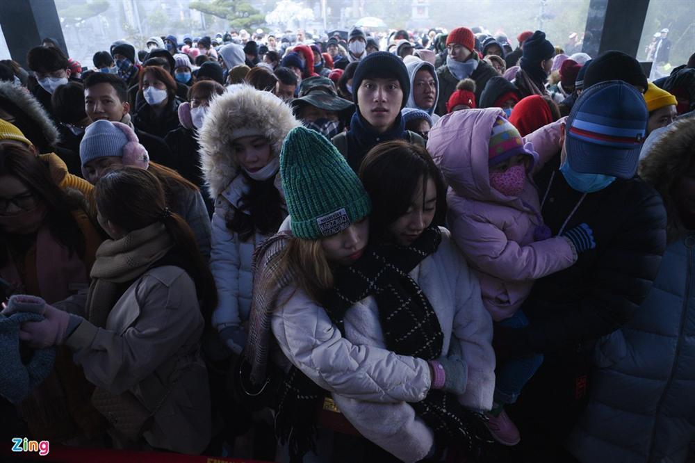Du khách đổ về Sa Pa, đỉnh Fansipan chật cứng ngày đầu năm mới-3