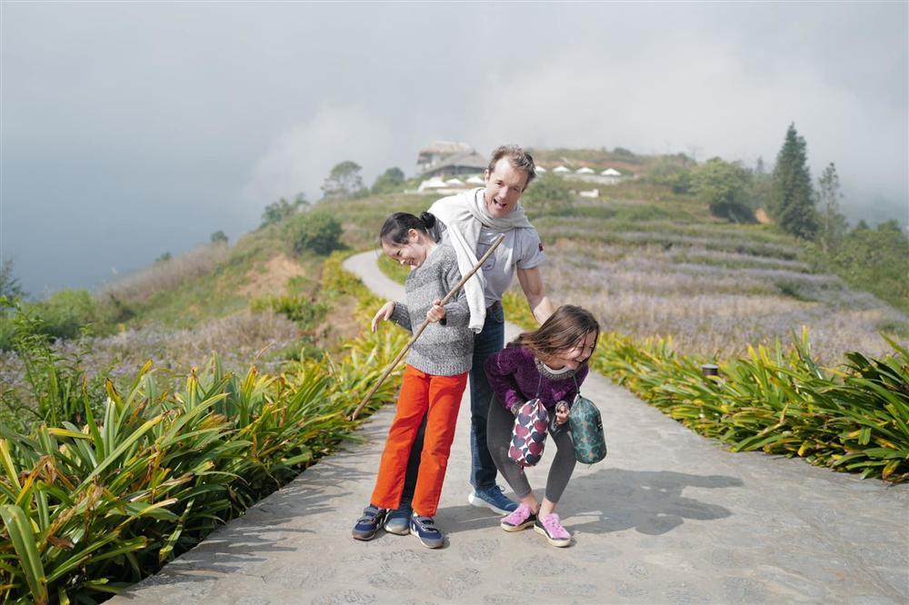 Diva Hồng Nhung đăng ảnh bạn trai ngoại quốc vui vẻ bên hai con-1
