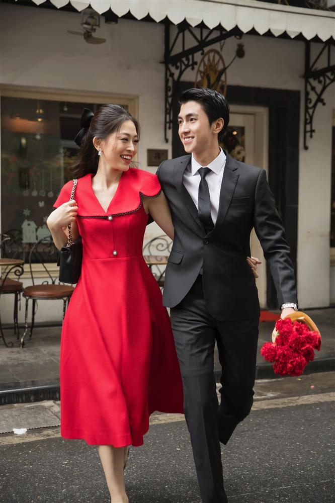 Á hậu Phương Nga lót dép ròng rã 7 năm nữa mới được cưới Bình An?-1