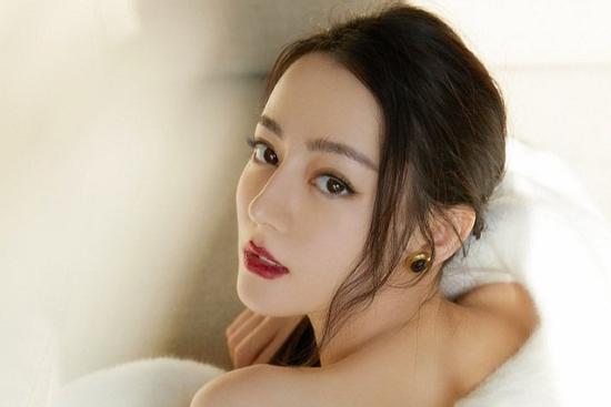 Địch Lệ Nhiệt Ba bất ngờ leo thẳng top hotsearch vì phát ngôn cực tự tin về nhan sắc thật