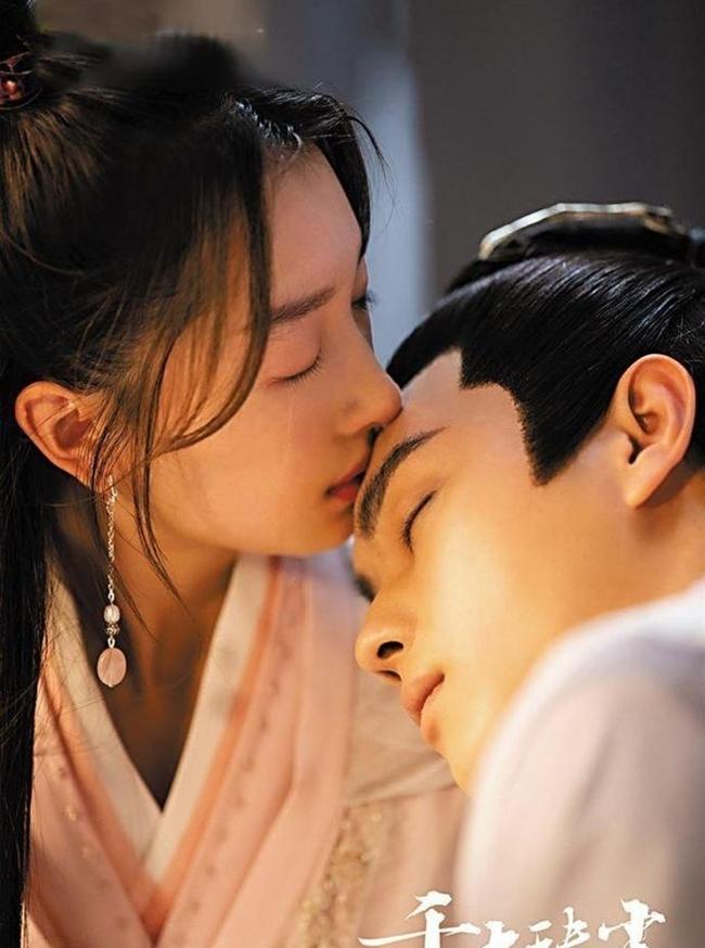 Châu Đông Vũ và Hứa Khải gây chú ý khi hợp tác trong Thiên cổ quyết trần. Phim được chuyển thể từ tiểu thuyếtThượng cổ của tác giả Linh Tinh, lấy bối cảnh thần tiên, xoay quanh câu chuyện tình yêu cảm động của Bạch Huyết (Hứa Khải) và Thượng Cổ (Châu Đông Vũ). Đây là phim cổ trang hiếm hoi của Châu Đông Vũ nên rất được chú ý. Thiên cổ quyết trần đã quay xong và đang chờ ngày lên sóng.