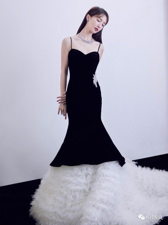 Kim Thần sinh ngày 5/9/1990, khởi nghiệp với vai trò người mẫu, diễn viên. Cô được khen sở hữu thân hình quyến rũ với chiều cao 1m71, gương mặt xinh đẹp đầy khí chất thời trang.