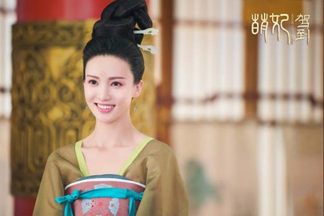 Liên tục tham gia nhiều dự án lớn như "Truyền thuyết Thanh Khâu Hồ" hay "Tần Thời Minh Nguyệt", Kim Thần ngày càng nổi tiếng nhờ khí chất sắc sảo thoát tục và tạo hình đẹp lộng lẫy như thiên tiên.