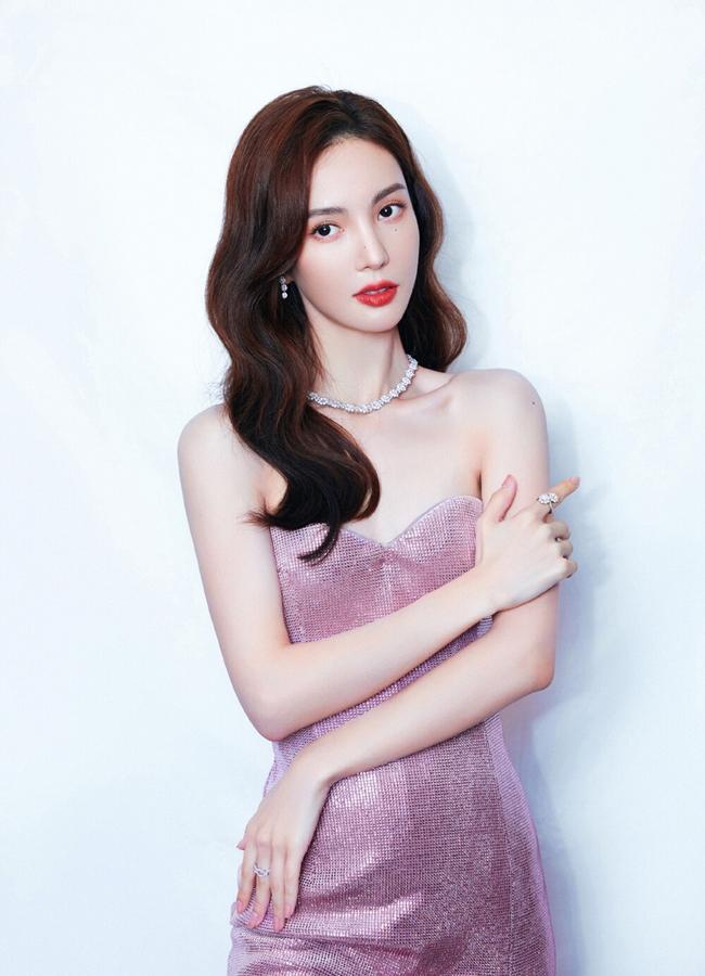 Trước khi có tin đồn trên, Kim Thần từng công khai hẹn hò tài tử Đặng Luân và Đổng Hựu Lâm - cháu trai Thành Long.