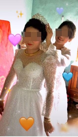 Con gái trang điểm tiễn mẹ lấy chồng, ngoại hình nổi bật của cô dâu trung niên gây chú ý-2