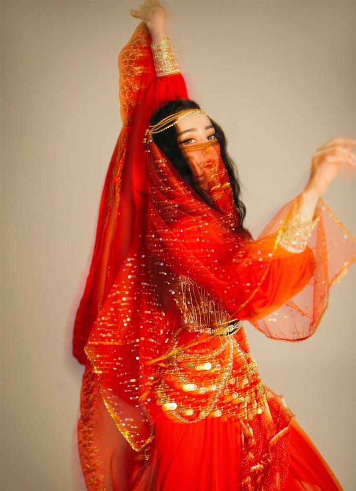 Địch Lệ Nhiệt Ba với trang phục rực đỏ hóa thân thành mỹ nhân dị vực đẹp đến rung động lòng người-3