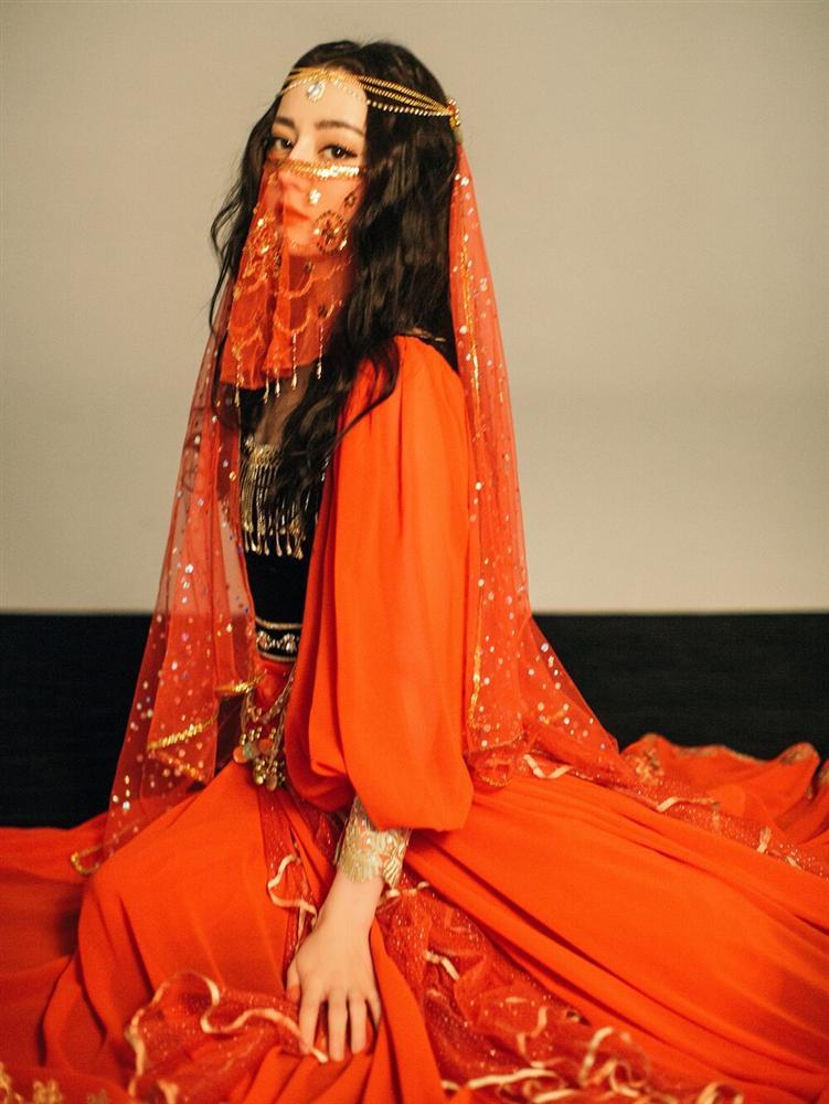 Địch Lệ Nhiệt Ba với trang phục rực đỏ hóa thân thành mỹ nhân dị vực đẹp đến rung động lòng người-4