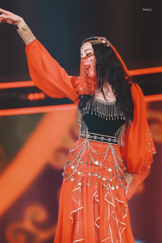 Địch Lệ Nhiệt Ba với trang phục rực đỏ hóa thân thành mỹ nhân dị vực đẹp đến rung động lòng người-5