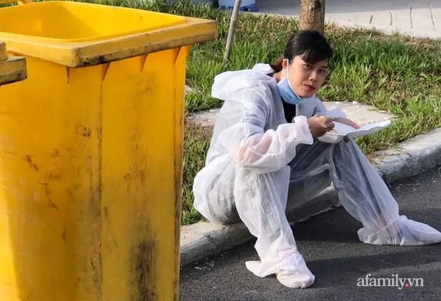 Nữ y sĩ ngất xỉu giữa đêm vì mệt, đói khi đang phân loại bệnh nhân trong khu cách ly COVID-19-4