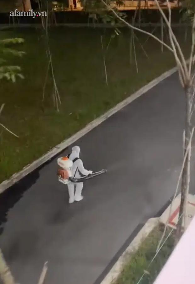 Nữ y sĩ ngất xỉu giữa đêm vì mệt, đói khi đang phân loại bệnh nhân trong khu cách ly COVID-19-5