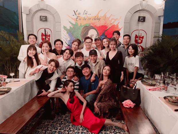 Cả dàn sao đình đám tụ họp đầu năm, Nhã Phương mặc kệ chồng xõa một mình một kiểu cực bá đạo-1