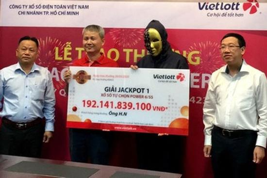 Hai tấm vé số độc đắc khủng hơn 182 tỷ đồng đã 'nổ' ở TP.HCM