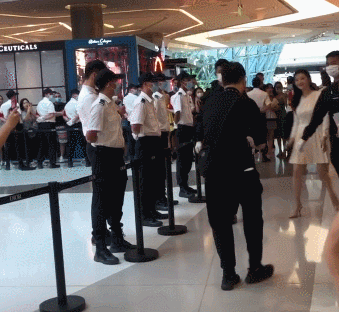 Hàng chục vệ sĩ hộ tống Cảnh Điềm và sự phô trương của sao Trung Quốc-1