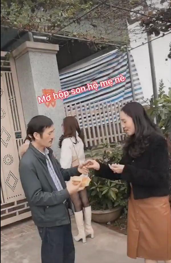 Bố mẹ phát cẩu lương ngập mặt khiến con gái ngậm ngùi: Bố còn chiều mẹ gấp đôi-3