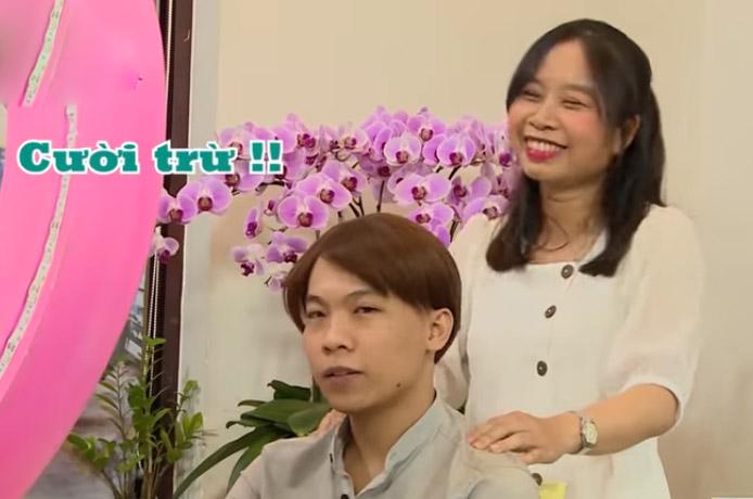 Đội tóc giả đi hẹn hò, anh chàng lột tóc khiến ai cũng bất ngờ-7