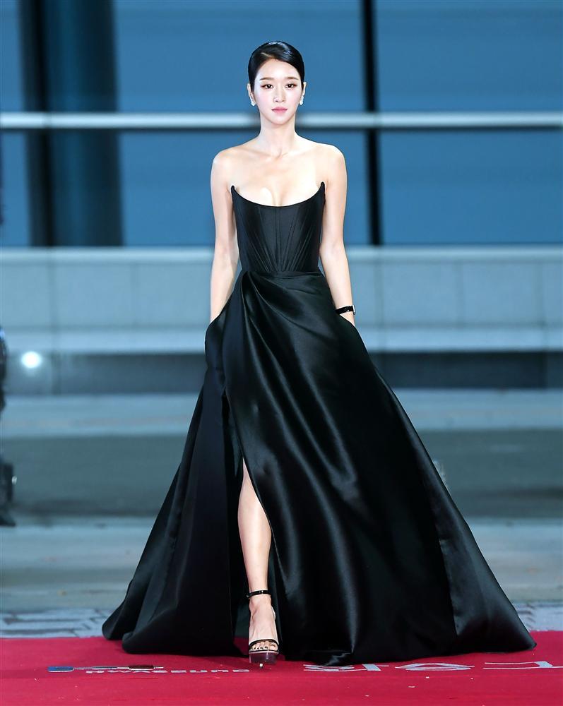 Từ 1 chiếc đầm mà điên nữ Seo Ye Ji diện, sao Việt có 5 bản sao khác nhau-1