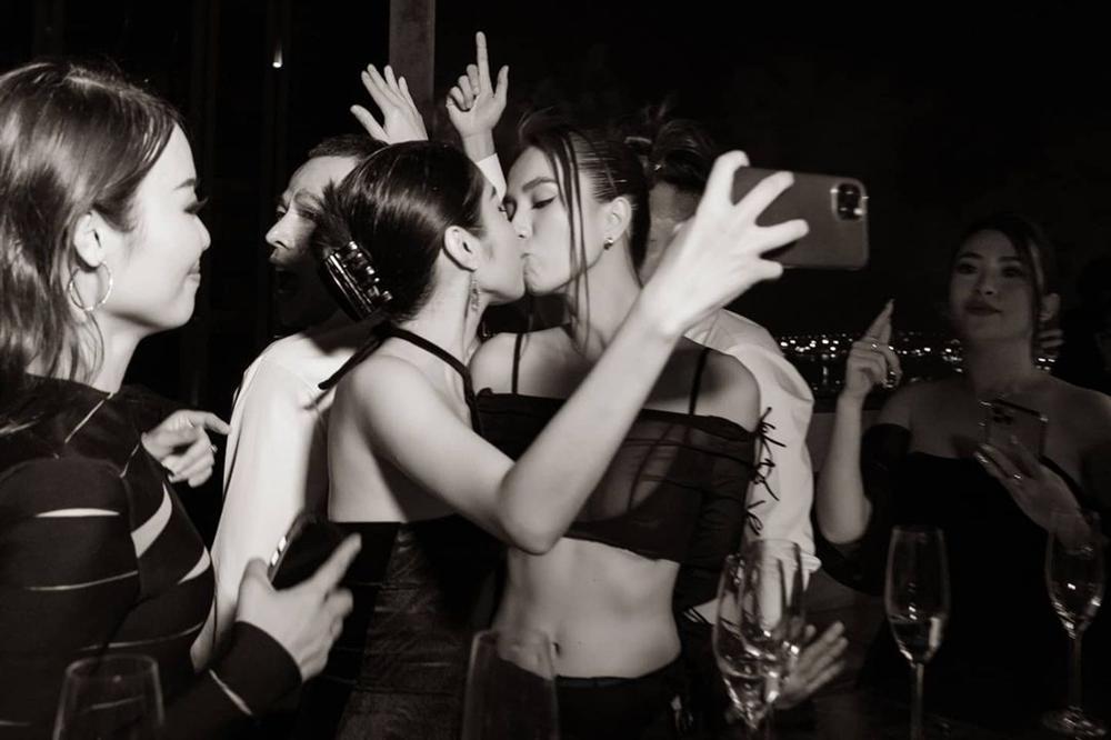 Bộ sưu tập nụ hôn đồng giới gây nhức mắt của Ngọc Trinh-1