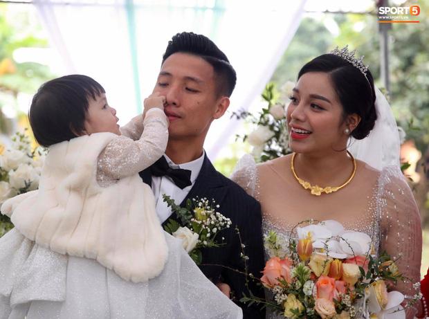 Bà xã Bùi Tiến Dũng lộ nhan sắc thật trong ngày cưới, khác xa ảnh sống ảo trên phây-5